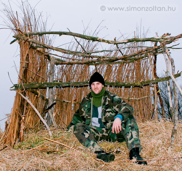 20070211_werk_0001.JPG - Fix les �p�t�se k�zben. Nagyj�b�l, mint egy gerillaharcos Afganiszt�nban :-)Csak term�szetes anyagokat haszn�ltam: helysz�nen tal�lt sz�raz fa �s n�d + sp�rga az �sszeer�s�t�shez. Az egyetlen eszk�z�m egy j�l megtermett k�s volt.