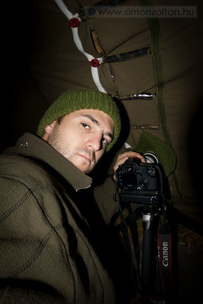 20071104_werk_0016.JPG - A saj�t gy�rtm�ny� s�tram bel�lr�l. A "l�r�s" fel�li oldal�t �gy varrtam meg, hogy k�zep�n, f�gg�legesen majdnem a tetej�t�l az alj�ig, z�szl�kat hagytam, melyek egyik oldala fix, a m�sik gombbal r�gz�thet�. �gy b�rmilyen magass�gban kidughatom az obit �s dinamikusam tudom v�ltoztatni a n�z�pontot, a terepviszonyoknak �s a h�tt�rnek megfelel�en.