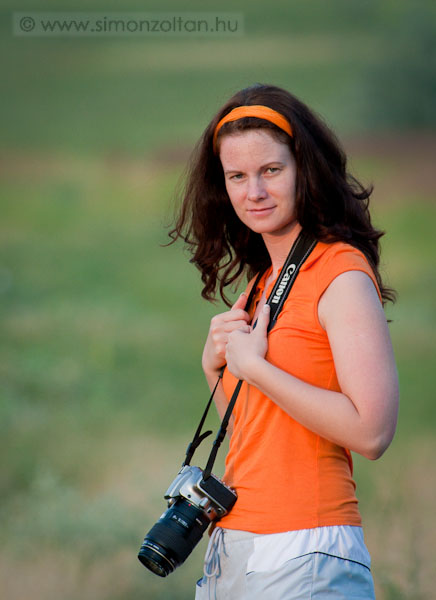 20090629_werk_0048.JPG - Az �gy t�rt�nt, hogy a menyasszonyom ut�n dobtam a g�pet �s a kant�r valahogyan a nyak�ba akadt. A k�pen �pp az a mozdulat l�that�, ahogyan k�t k�zzel igyekszik megszabadulni t�le :-)