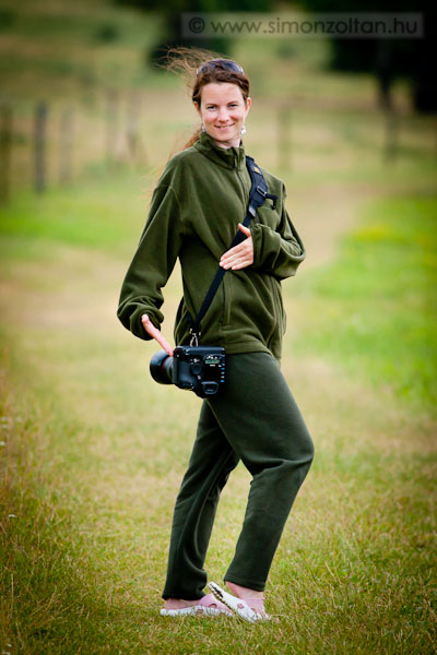 20110630_werk_0094.JPG - Hat igen, a Canon leg�jabb kifut�ja ez a f�ld�t, a modell pedig a feles�gem, aki l�that�an nagyon b�szk�n viseli e gy�rt� k�ty�jeit.Halkan jegyzem meg: ezt az �szi kollekci�b�l siker�lt kicsennem, amit a Canon hivatalosan m�g nem tett k�zz�.